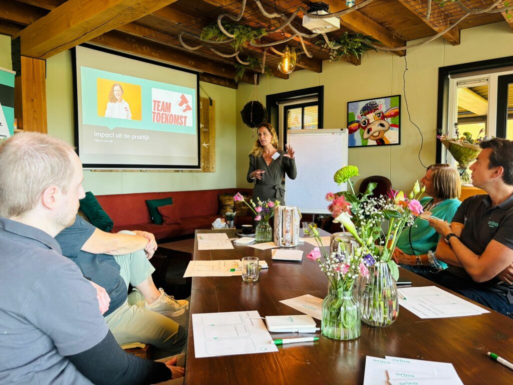 Mirjam van Rijn van TeamToekomst geeft een presentatie tijdens de kennissessie Inzicht in Impact.